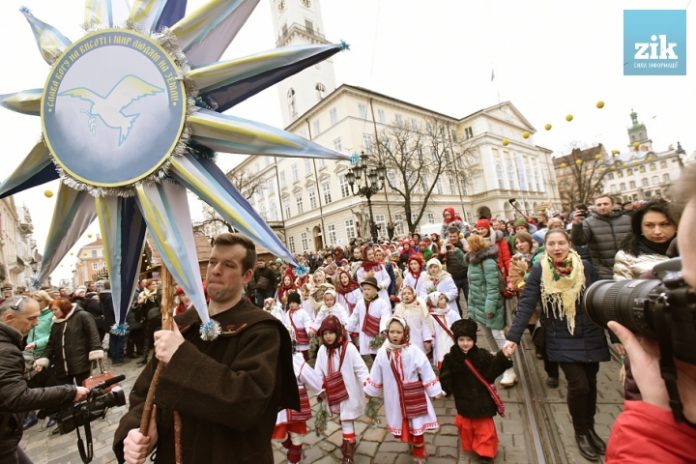 Встановлення триметрового Різдвяного Дідуха у Львові Встановлення триметрового Різдвяного Дідуха у Львові