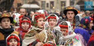 У Львові встановили триметрового Різдвяного Дідуха