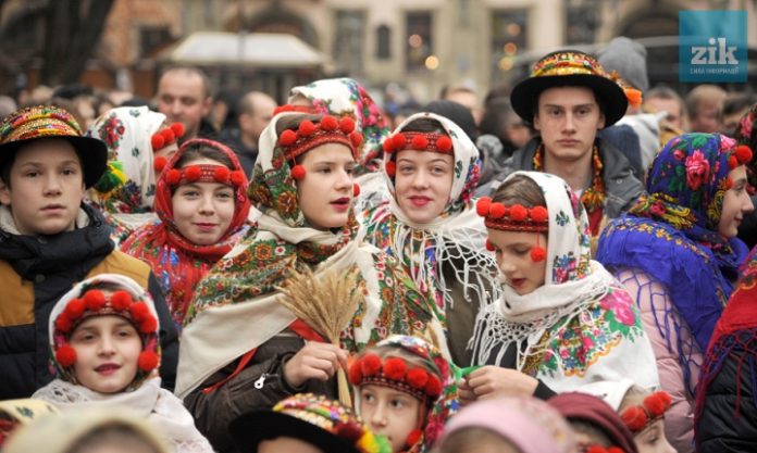 У Львові встановили триметрового Різдвяного Дідуха У Львові встановили триметрового Різдвяного Дідуха