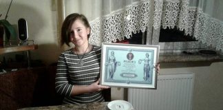 Неля Мирон з і своїм найменшим тортом. Фото: сторінка Лани Ветрової у Facebook