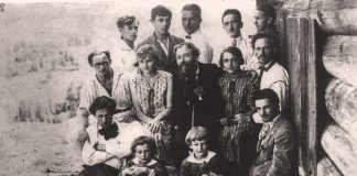 Олекса Новаківський з дружиною Анною-Марією, синами Ярославом і Жданом, та учнями Мистецької школи. 1923 р.