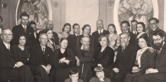 Учні та приятелі Мистецької школи О. Новаківського на іменинах художника. Спереду сидять сини Маестро Ждан і Ярослав. Сидять зліва направо: Антін Рак, невідома, Дмитро Левицький, Ядвіга Голубовська, Олекса Новаківський, Іванна (Ася) Левицька, Вацлав Морачевський, Марія Кромпець-Морачевська, Юрій Морачевський. Стоять зліва направо: Анатоль Курдидик, Володимир Ковальчук, Стефанія Рудакевич, Дмитро Николишин, Ковальчуківна, Степан Луцик, Макухівна, Іван Голубовський, Турчаківна, Михайло Мороз, Юліян Дорош, Пелехівна, Роман Чорній. 1933 р.