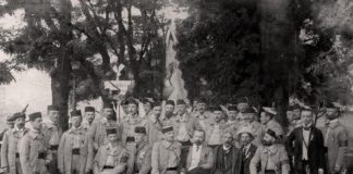 Українські соколи на VІ Всесокільському злеті у Празі. Зліва направо – 1-й ряд: Михайло Волошин – другий містоголова (заступник) “Сокола-Батька”, Франтішек Коргонь – член “Сокола-Батька”, Антін Гарасимів – голова “Сокола” у Стрию, Микола Міхновський – громадський діяч, адвокат з Харкова, Н, Гриць Мазуркевич з Києва, Льонгин Цегельський – перший містоголова “Сокола-Батька”; 2-й ряд: Софрон Ференцевич, Н, Іван Панич, Богдан Гарасимів – член “Сокола” у Стрию, Теофіл Остапюк – член “Сокола” з Тернополя, Осип Доманик, Любомир Огоновський, Володимир Гузар – хорунжий, Мирон Федусевич – хорунжий, Микола Кривецький – хорунжий, Юрій Боднар із села Свистільники (тепер село Світанок Рогатинського р-ну Івано-Франківської обл.), Петро Пньовський, Олекса Павлюк, Т. Гвоздецький, Н, Н, Н, Степан Гайдучок, Омелян Гузар, Микола Буфан, Н, Іван Боберський – голова “Сокола-Батька”. З приватного архіву Степана Гайдучка (м. Львів).