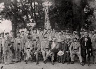 Українські соколи на VІ Всесокільському злеті у Празі. Зліва направо – 1-й ряд: Михайло Волошин – другий містоголова (заступник) “Сокола-Батька”, Франтішек Коргонь – член “Сокола-Батька”, Антін Гарасимів – голова “Сокола” у Стрию, Микола Міхновський – громадський діяч, адвокат з Харкова, Н, Гриць Мазуркевич з Києва, Льонгин Цегельський – перший містоголова “Сокола-Батька”; 2-й ряд: Софрон Ференцевич, Н, Іван Панич, Богдан Гарасимів – член “Сокола” у Стрию, Теофіл Остапюк – член “Сокола” з Тернополя, Осип Доманик, Любомир Огоновський, Володимир Гузар – хорунжий, Мирон Федусевич – хорунжий, Микола Кривецький – хорунжий, Юрій Боднар із села Свистільники (тепер село Світанок Рогатинського р-ну Івано-Франківської обл.), Петро Пньовський, Олекса Павлюк, Т. Гвоздецький, Н, Н, Н, Степан Гайдучок, Омелян Гузар, Микола Буфан, Н, Іван Боберський – голова “Сокола-Батька”. З приватного архіву Степана Гайдучка (м. Львів).