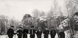 Учні Філії Академічної гімназії під керівництвом професора Степана Гайдучка (третій зліва) під час лещетарської мандрівки околицями Львова (поблизу Чортових скель). 1928 р. З приватного архіву Степана Гайдучка (м. Львів).