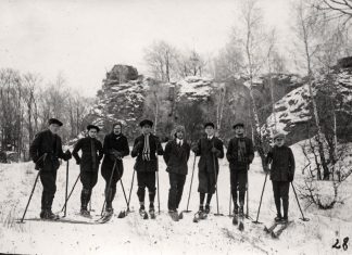 Учні Філії Академічної гімназії під керівництвом професора Степана Гайдучка (третій зліва) під час лещетарської мандрівки околицями Львова (поблизу Чортових скель). 1928 р. З приватного архіву Степана Гайдучка (м. Львів).