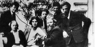 Олекса Новаківський з учнями на терасі майстерні. Сидять зліва направо: Ольга Плешкан, Марія Карп'юк, Олекса Новаківський. Стоять зліва направо: Антін Малюца, Стефанія Ґебус, Володимир Гриценко, Михайло Мороз. 1925 рік