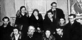 Олекса Новаківський з вихованцями та приятелями Мистецької школи у майстерні після закриття виставки. Сидять зліва направо: Григорій Смольський, Іванна Нижник, О. Новаківський, Турчаківна, невідомий. Стоять зліва направо: Ольга Плешкан, невідома, Степан Луцик, Роман Чорній, невідома, Антін Малюца. 1932 рік