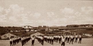 Українська бригада в Німецькім Яблоннім. "Сокільські вправи стрільців на таборовій площі".. Світлив пор. С.Смолинський