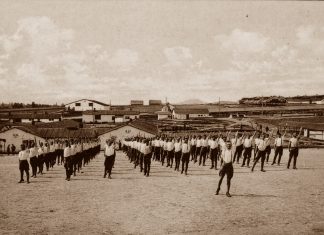 Українська бригада в Німецькім Яблоннім. "Сокільські вправи стрільців на таборовій площі".. Світлив пор. С.Смолинський