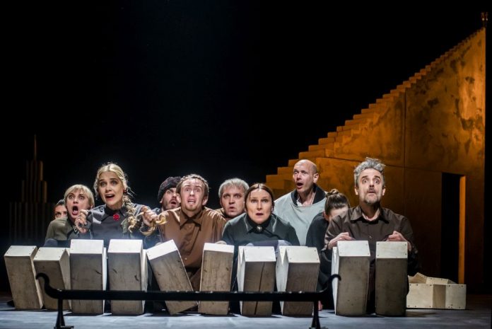 Сцена з вистави "Борис Годунов"