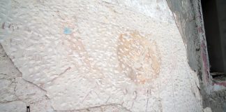 Сонячний годинник на стіні Жовківського заку. Фото: Тарас Іванишин