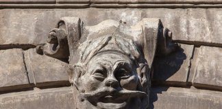 "Ті, що дивляться згори", або львівські маскарони запрошують