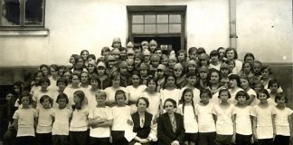 Членкині Спортового клубу українських дівчат та ІІ-го пластового куреня ім. М. Борецької при гімназії сестер Василіянок у Львові. Сидять: зліва – учениця Івана Боберського, учителька фізичного виховання Оксана Суховерська, справа – шкільний лікар Ірина Лежогубська. Львів, кінець 1920-х років. З приватного архіву Степана Гайдучка (м. Львів)