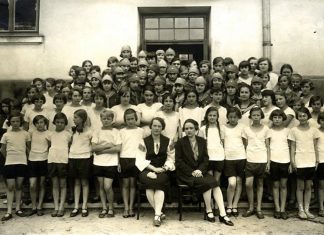 Членкині Спортового клубу українських дівчат та ІІ-го пластового куреня ім. М. Борецької при гімназії сестер Василіянок у Львові. Сидять: зліва – учениця Івана Боберського, учителька фізичного виховання Оксана Суховерська, справа – шкільний лікар Ірина Лежогубська. Львів, кінець 1920-х років. З приватного архіву Степана Гайдучка (м. Львів)