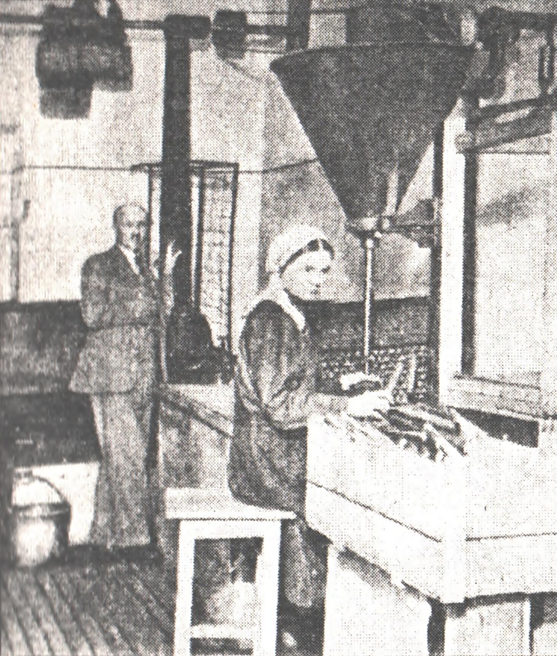 У цеху фабрики "Луна" у Львові. Наповнення трубок цикорієм, 1934 р.