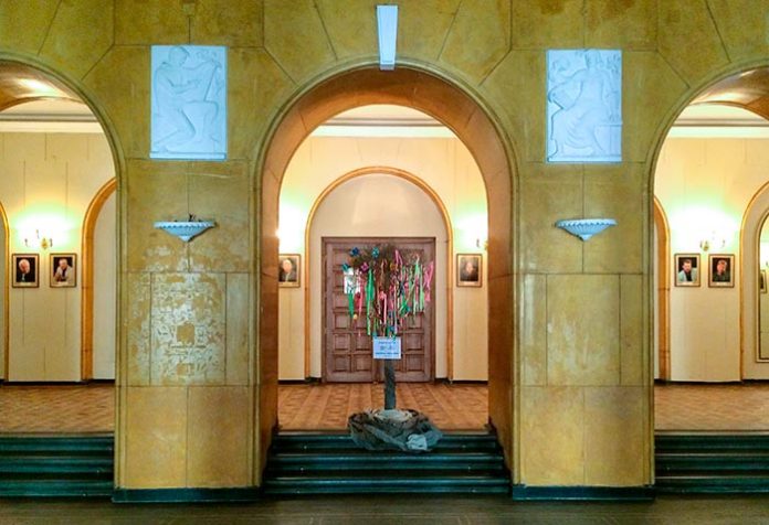 Писанкове дерево у заньківчанському театрі Писанкове дерево у заньківчанському театрі