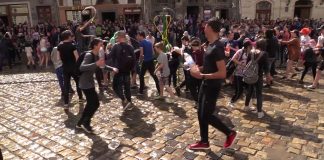 Як у Львові обливалися на “Обливаний понеділок”