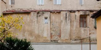 Вікно що пошкодило настінні розписи синагоги «Зіхрон Йозеф»