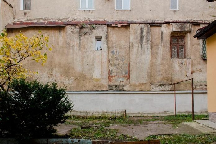 Вікно що пошкодило настінні розписи синагоги «Зіхрон Йозеф» Вікно що пошкодило настінні розписи синагоги «Зіхрон Йозеф»