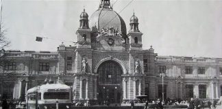 Регулярному тролейбусному руху у Львові – 71 рік Перший тролейбус Львова МТБ-82Д біля Залізничного вокзалу. 1952 р. Фото із колекції трамвайного депо № 1