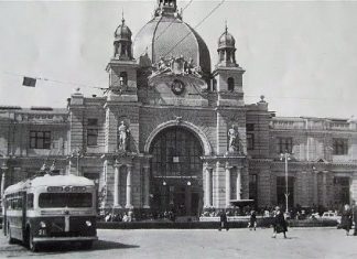 Перший тролейбус Львова МТБ-82Д біля Залізничного вокзалу. 1952 р. Фото із колекції трамвайного депо № 1
