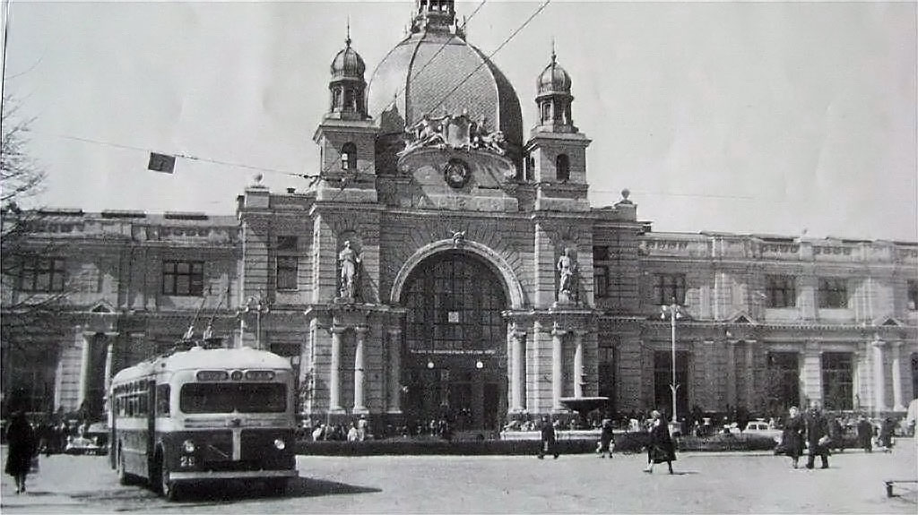 Перший тролейбус Львова МТБ-82Д біля Залізничного вокзалу. 1952 р. Фото із колекції трамвайного депо № 1