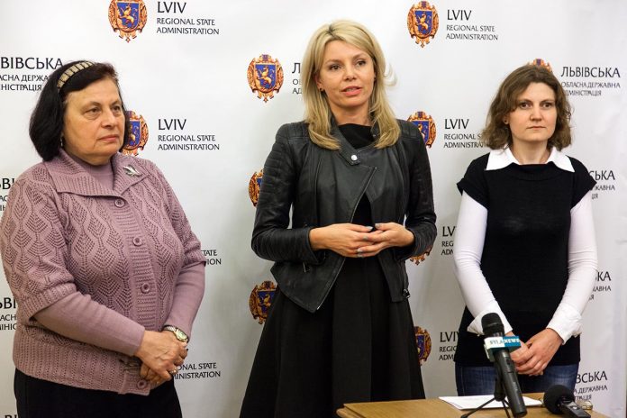 Директор департаменту з питань культури, національностей та релігій ЛОДА Мирослава Туркало, директор департаменту з питань культури, національностей та релігій ЛОДА Мирослава Туркало та вчений секретар Державного меморіального музею Михайла Грушевського у Львові Софія Легін на брифінгу з нагоди відзначення 20-ліття музею