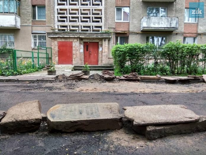 Єврейські надгробні плити, знайдені під час ремонту вулиці Ганни Барвінок у Львові. Фото: Юра Мартинович/ZIK Єврейські надгробні плити, знайдені під час ремонту вулиці Ганни Барвінок у Львові. Фото: Юра Мартинович/ZIK