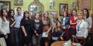 Учасники та організатори виставки “Мистецтво на варті Поморянського замку”