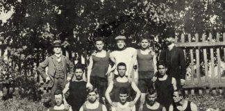 Перша дружина (команда) копаного м’яча “Українського Спортового Кружка” при Академічній гімназії у Львові. Зліва направо – 1-й ряд: Василь Косаревич, Анатоль Лукашевич, Гриць Лучаківський; 2-й ряд: Василь Остапчук, Ананія Степанів, Антін Зелений; 3-й ряд: В’ячеслав Льомоз (тренер УСК), Петро Франко, Степан Цимбала, Михайло Заворотюк, Степан Кизима, професор Іван Боберський, Степан Гайдучок. Львів, “площа циклістів”, 26 вересня 1909 р. Світлив (фотографував) учень 8 а класу Академічної гімназії Омелян Пачовський. Приватний архів Степана Гайдучка (м. Львів).