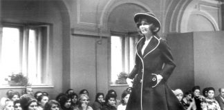 Перегляд колекції у демонстраційному залі Львівського будинку моделей (Фото 1960-х рр.). Фото з архіву Надії Никифорук