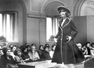 Перегляд колекції у демонстраційному залі Львівського будинку моделей (Фото 1960-х рр.). Фото з архіву Надії Никифорук