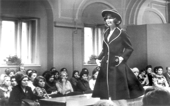 Перегляд колекції у демонстраційному залі Львівського будинку моделей (Фото 1960-х рр.). Фото з архіву Надії Никифорук