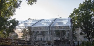 Сцена для кількаденного концерту на місці багаторічного Французького парку