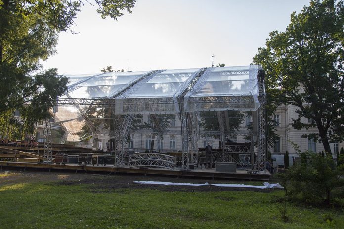 Сцена для кількаденного концерту на місці багаторічного Французького парку