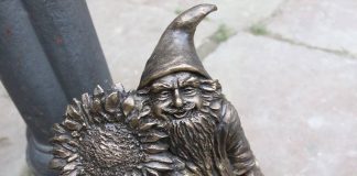 Вроцлавський гномик у Львові під ліхтарем каплиці Боїмів