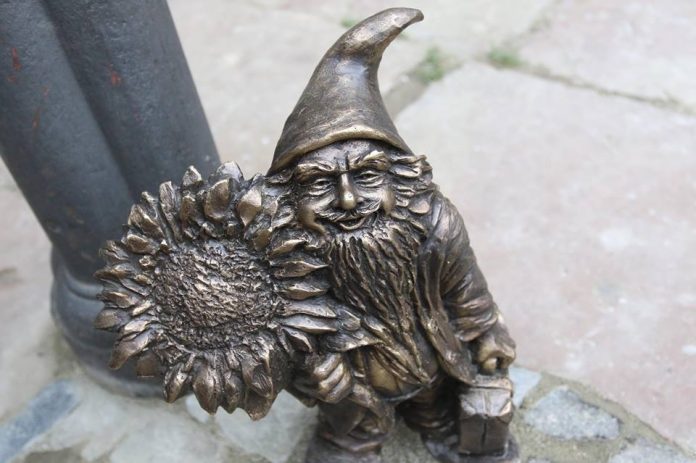 Вроцлавський гномик у Львові під ліхтарем каплиці Боїмів