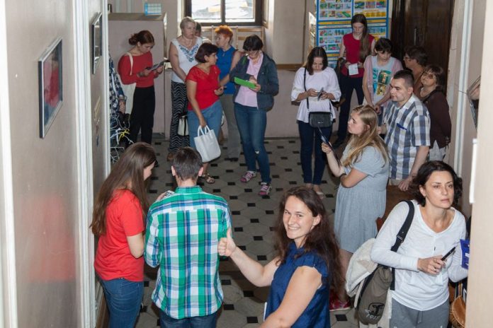 Екскурсія виставкою плакатів «Дивися. Знайомся. Пишайся!»