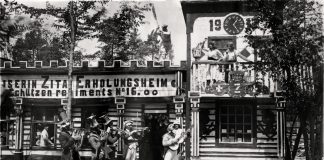 Актори польового театру в офіцерському казино в Щуровичих, фото 1917 року.