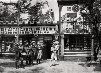 Актори польового театру в офіцерському казино в Щуровичих, фото 1917 року.