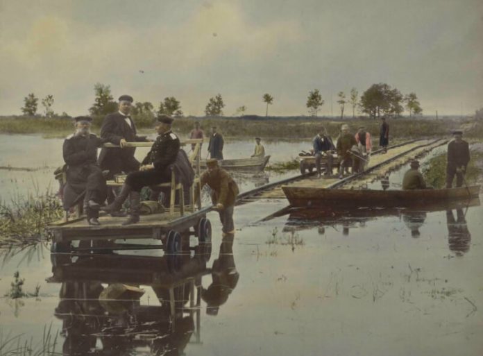 Колії прокладалися у важких умовах. Фотограф Конрад Бандель, 1880-і рр. Колії прокладалися у важких умовах. Фотограф Конрад Бандель, 1880-і рр.