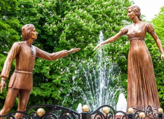 Бронзовий пам'ятник-фонтан відкрили 9 травня 2013 р., після тривалої реконструкції (раніше тут був фонтан «Каскад»). Він присвячений історії кохання львівських Ромео і Джульєтти — італійця Ромуальдо (Романа) Мікелліні й українки Палагни (Пелагії).