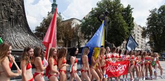 Дівчат в червоних купальниках на вулицях Львова