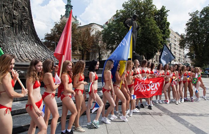 Дівчат в червоних купальниках на вулицях Львова