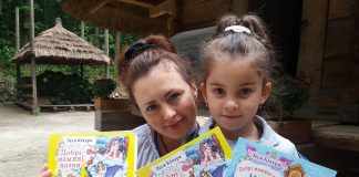 Леся Кічура з юною читачкою