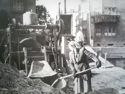 Зліва - будинок на Бандери, 8 авторства Сергія Тимошенка. Бандери, 10 будується упритул в 1957 році.