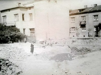 Зліва - будинок на Бандери, 8 авторства Сергія Тимошенка. Бандери, 10 будується упритул в 1957 році.