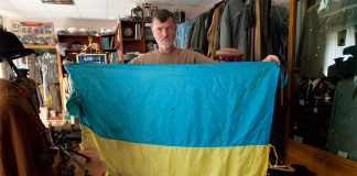 Володимир Правосудов з бойовим прапором