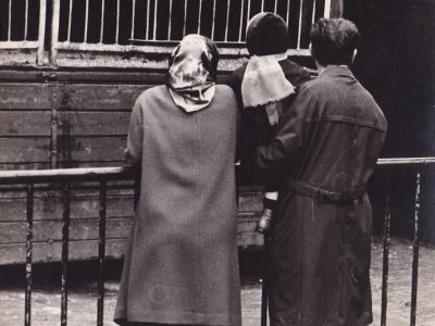 Пересувний звіринець у Львові на території Привокзального ринку, 60-ті роки. Фото Володимира Руденка